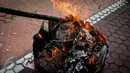 Petugas membakar ratusan keping DVD/VCD Porno dan bajakan saat pemusnahan barang bukti persidangan di Kejaksaan Negeri Jakarta Utara, Kamis (16/3). (Liputan6.com/Faizal Fanani)
