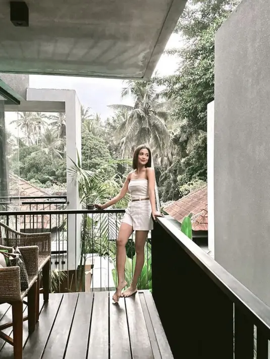 Andi pun nampak seksi mengenakan kemben putih yang dipadukan celana pendek warna serasi. Serta belt mini coklatnya.  (@andiannsyah)