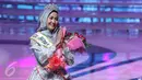 Siti Ashari asal Padang keluar sebagai pemenang Puteri Muslimah Indonesia 2016 dalam malam puncak yang diadakan di Studio 6, Jakarta, Rabu (11/5). Atas kemenangannya, Siti Ashari mendapat hadiah uang tunai sebesar Rp50 juta. (Liputan6.com/Herman Zakharia)