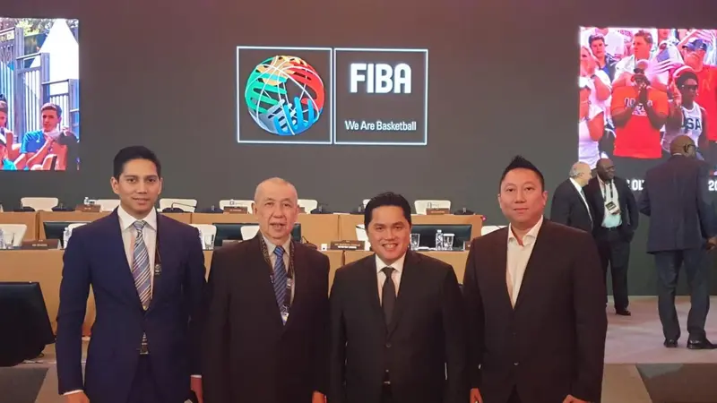 Ketum Perbasi Danny Kosasih dan Erick Thohir di acara FIBA