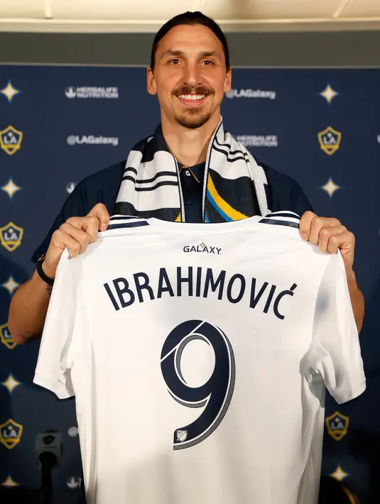 Zlatan Ibrahimovic menunjukkan jersey klub LA Galaxy usai resmi bergabung pada konferensi pers bersama Major League Soccer (MLS) di StubHub Center, California, Jumat (30/3). Bersama LA Galaxy, Ibrahimovic menggunakan nomor punggung 9. (AP/Ringo H.W. Chiu)