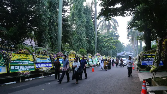 [Fimela] Suasana Pagi Hari di Rumah Duka Ani Yudhoyono