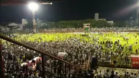 Suporter PSM Makassar tumpah di Stadion Andi Mattalatta setelah PSM menang 6-1 atas Madura United pada laga terakhir Liga 1. (Bola.com/Abdi Satria)