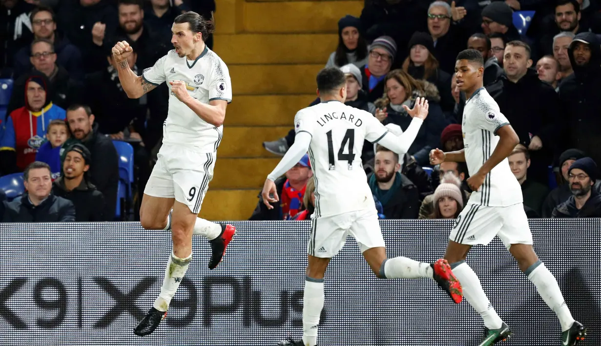 Zlatan Ibrahimovic (kiri) merayakan golnya ke gawang Crystal Palace pada lanjutan Premier League di Selhurst Park, London (14/12/2016). MU menang 2-1. (AFP/Adrian Dennis)