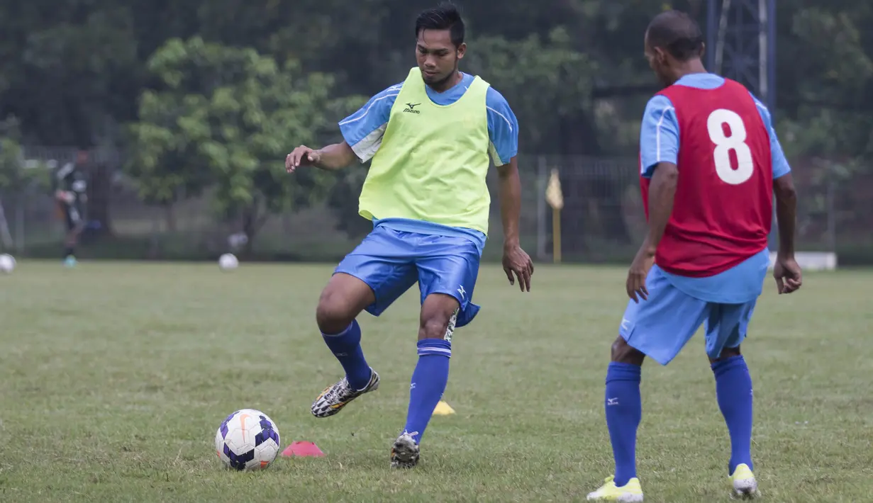 Bek Semen Padang, Saepuloh Maulana, berusaha melewati Nur Iskandar saat latihan jelang laga final Piala Jenderal Sudirman melawan Mitra Kukar di Lapangan Sutasom, Jakarta, Jumat (22/1/2016). (Bola.com/Vitalis Yogi Trisna)