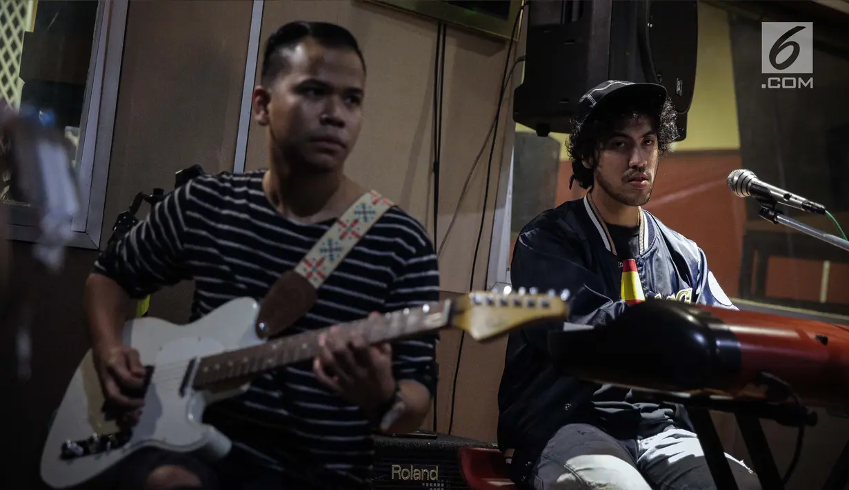 Keyboardist band NeV+ Randy Danistha (kanan) saat menggelar latihan bersama Sophia Latjuba di Musica Studio, Jakarta, Jumat (26/1). (Liputan6.com/Faizal Fanani)