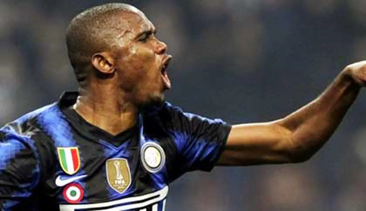 Inter Milan's Cameroonian forward Samuel Eto'o celebrates after scoring against AS Roma on February 6, 2011 during their Serie A football match at the San Siro stadium in Milan. Inter won 5-3. AFP PHOTO / OLIVIER MORIN 