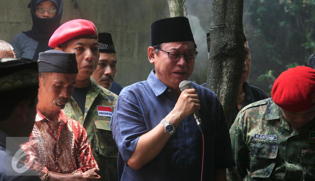 Ketua Umum PP PPP muktamar Jakarta Djan Faridz menangis saat menghadiri pemakaman di rumah duka Didin Bolewan di Mlati,Sleman, Yogyakarta (18/4). Didin meninggal usai mengikuti takbir akbar PPP 17/4 kemarin. (Liputan.com/Boy Harjanto)