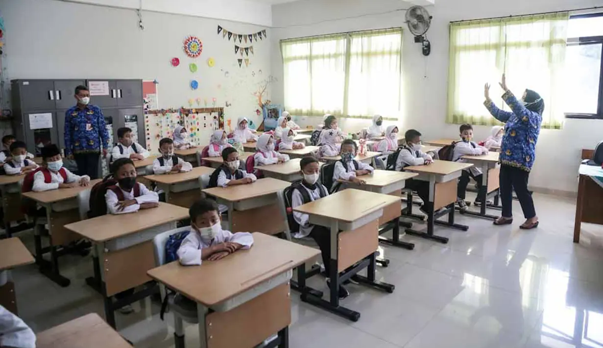 Guru mengajar murid di SDN Cibubur 04, Jakarta, Jumat (13/5/2022). Kegiatan belajar di sekolah yang mencakup wilayah DKI Jakarta, Banten, dan Jawa Barat kembali dimulai pascalibur Lebaran. (Liputan6.com/Faizal Fanani)