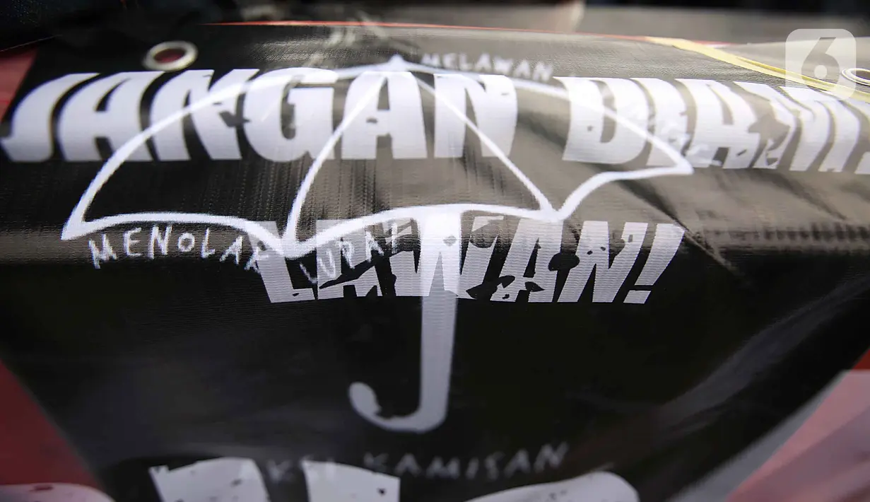 Foto dengan teknik multiple exposure memperlihatkan spanduk yang terpasang saat para aktivis Jaringan Solidaritas Korban untuk Keadilan menggelar peringatan 19 tahun Aksi Kamisan di Jalan Medan Merdeka Utara atau di seberang Istana Merdeka, Jakarta, 15 Januari 2026. Hari ini, Kamis 15 Januari 2026, Aksi Kamisan berusia 19 tahun (Liputan6.com/Helmi Fithriansyah)