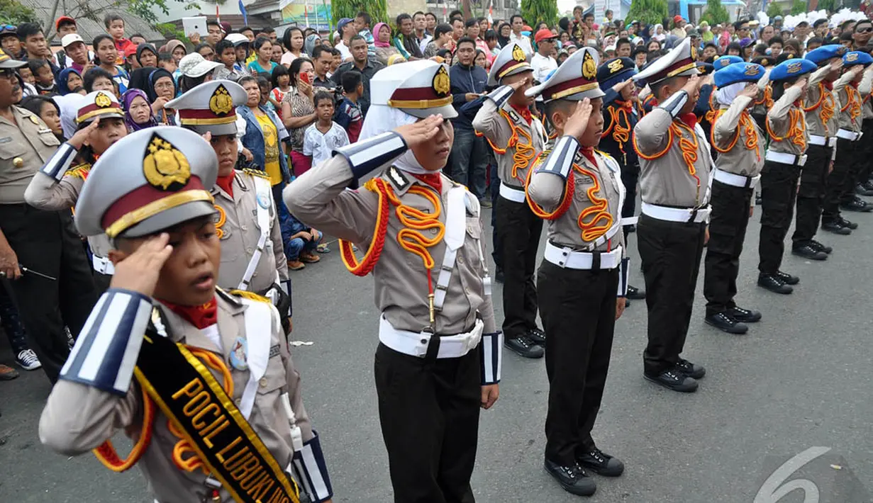 Para polisi cilik tersebut merupakan bagian dari peserta karnaval yang melambangkan pengawalan petugas keamanan dalam acars tersebut, Lubuklinggau, (17/10/14). (Liputan6.com/Miftahul Hayat)