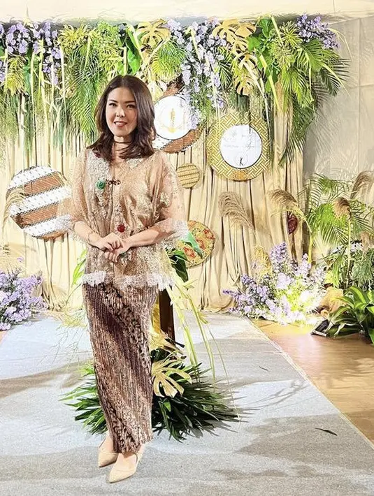 Tina Toon pun tampil simple mengenakan kebaya coklat dipadukan kain batik plisket sebagai roknya, gayanya pun terlihat mewah. @tinatoon101