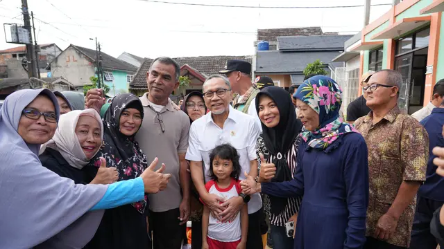 Menko Zulhas Bagikan Sarung dan Mukena Lebaran untuk Warga Terdampak Banjir di Bekasi