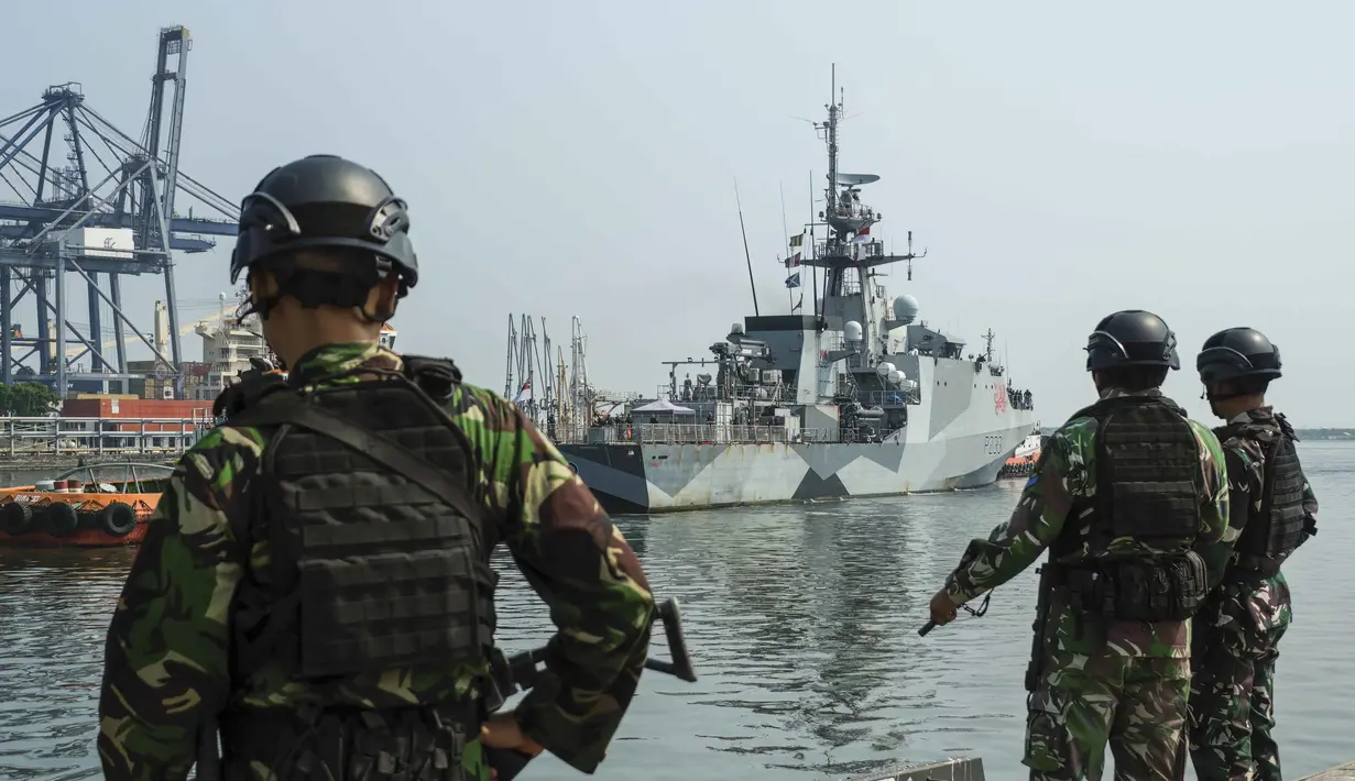 Tiga personel Korps Marinir Indonesia menyambut kedatangan Kapal Perang Kerajaan Inggris His Majesty’s Ship (HMS) Tamar di Pelabuhan Tanjung Priok, Jakarta pada Rabu 17 Juni 2026. (BAY ISMOYO/AFP)