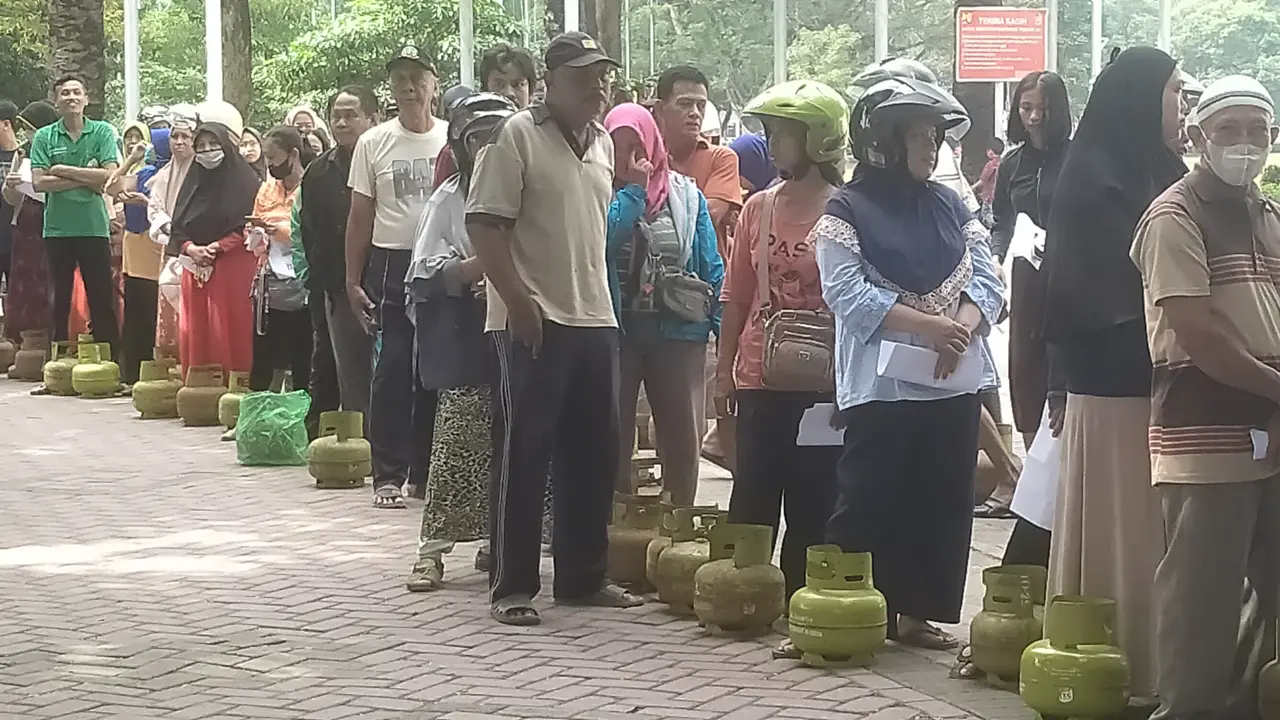 Warga Banyuwangi mengantre gas 3 kg yang langka di pasaran. (Istimewa)