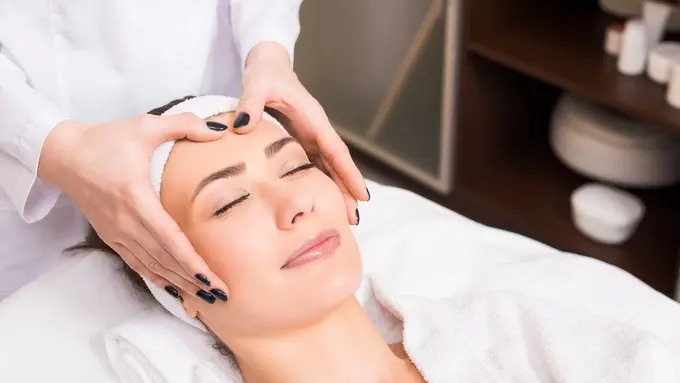 Manfaat Pijat Wajah untuk Tingkatkan Kesehatan Kulit Sekaligus Bikin Glowing!