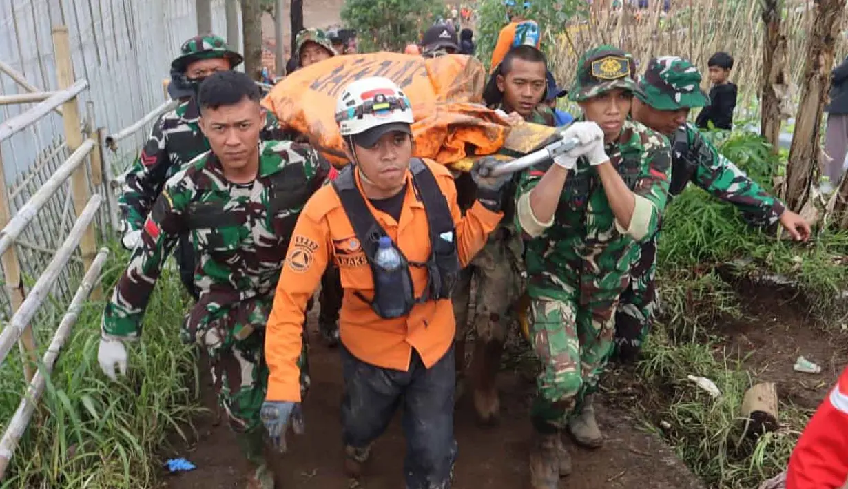 Langkah ini dilakukan karena pada pencarian sebelumnya ditemukan indikasi keberadaan korban di sektor tersebut. Tampak dalam foto yang dirilis oleh Badan Nasional Penanggulangan Bencana (BNPB) Indonesia ini, tim penyelamat membawa jenazah korban tanah longsor di Desa Pasirlangu, Kecamatan Cisarua, Kabupaten Bandung Barat, Jawa Barat, Senin 26 Januari 2026. (BNPB via AP)