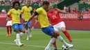 Bek Brasil, Thiago Silva, berusaha merebut bola saat melawan Austria pada laga persahabatan di Stadion Ernst Happel, Wina, Minggu (10/6/2018). Austria kalah 0-3 dari Brasil. (Bola.com/Reza Khomaini)