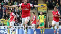 Carl Jenkinson merayakan gol yang dicetaknya ke gawang Norwich City. (AFP/Lindsey Parnaby)