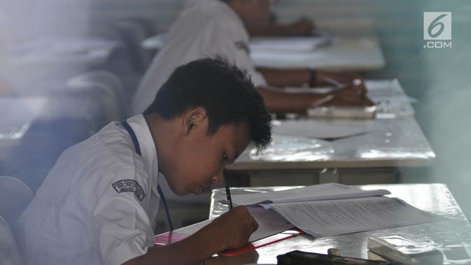 Siswa mengikuti Ujian Sekolah Berstandar Nasional (USBN) mata pelajaran Bahasa Indonesia di SD Negeri Cipinang 03, Jakarta, Senin (22/4). Siswa SD sederajat menjalani USBN mulai hari ini hingga 24 April 2019 dengan tiga mata pelajaran yang diujikan. (merdeka.com/ Iqbal S. Nugroho)