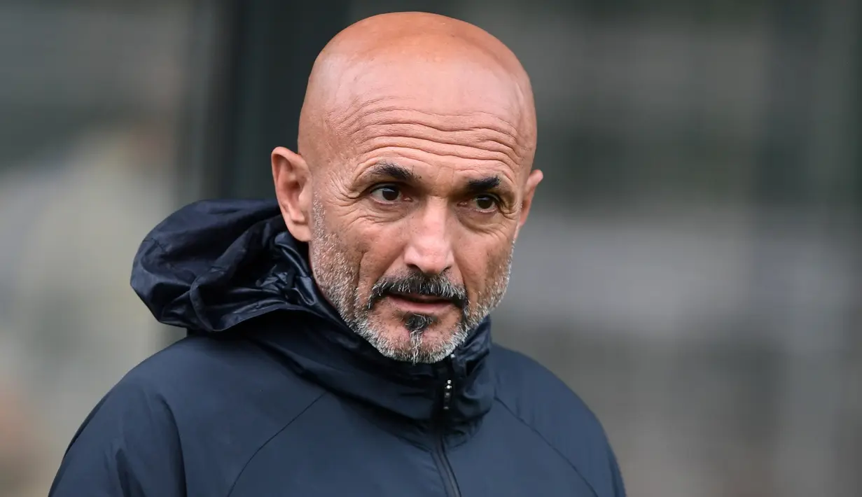 Pelatih Inter Milan, Luciano Spalletti melihat para pemainnya berlatih di tempat pelatihan Appiano Gentile dekat Milan, Italia (5/11). Inter akan bertanding melawan Barcelona pada lanjutan grup B Liga Champions. (AFP Photo/Miguel Medina)