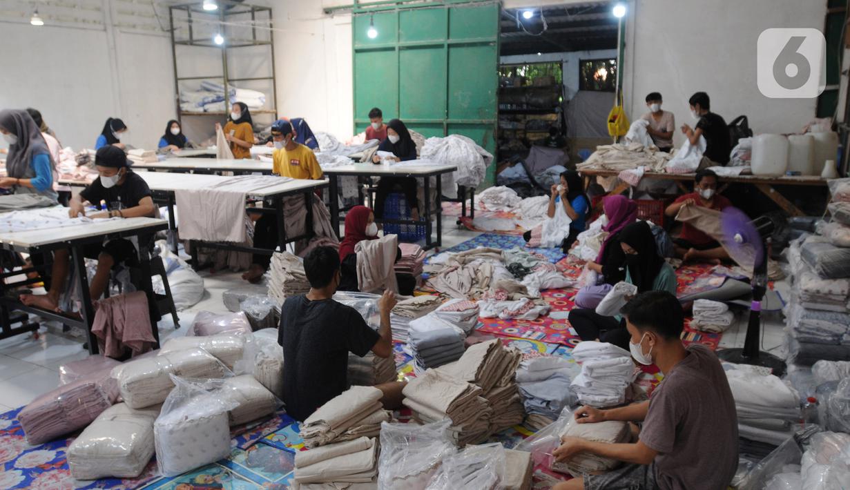 <p>Pekerja menyelesaikan pembuatan mukena pada pabrik busana muslim Siti Khadijah di Limo, Depok, Jawa Barat, Senin (25/04/2022). Busana mukena ini dipasarkan di tingkat lokal Indonesia dan diekspor ke Malaysia. (merdeka.com/Arie Basuki)</p>