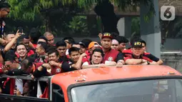 Ketua PSSI Erick Thohir bersama Menteri Olahraga Ario Bimo Nandito Ariotedjo saat mengikuti pawai menggunakan bus di kawasan Bundaran HI, Jakarta, Jumat (19/5/2023). (Liputan6.com/Herman Zakharia)