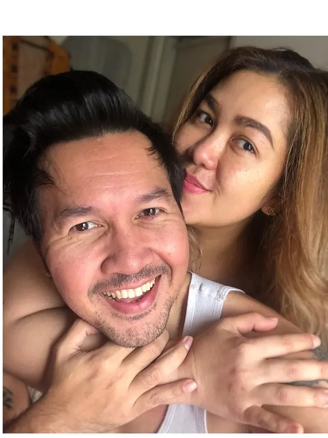 Jarang Tersorot, Ini 7 Momen Mesra David Bayu dan Sang Istri