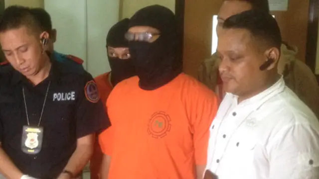Ari Tri Susanto gitaris band Padi ditangkap tanpa perlawanan saat petugas Satuan Narkoba Polres Jakarta Selatan.
