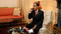Jokowi engucapkan selamat terpilihnya Mahathir Mohamad lewat sambungan telepon (setkab.go.id)
