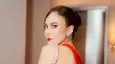 Wulan Guritno tampil mengenakan gaun berwarna merah dengan model backless yang memperlihatkan punggungnya. Tampilannya pun cukup elegan. [@wulanguritno]