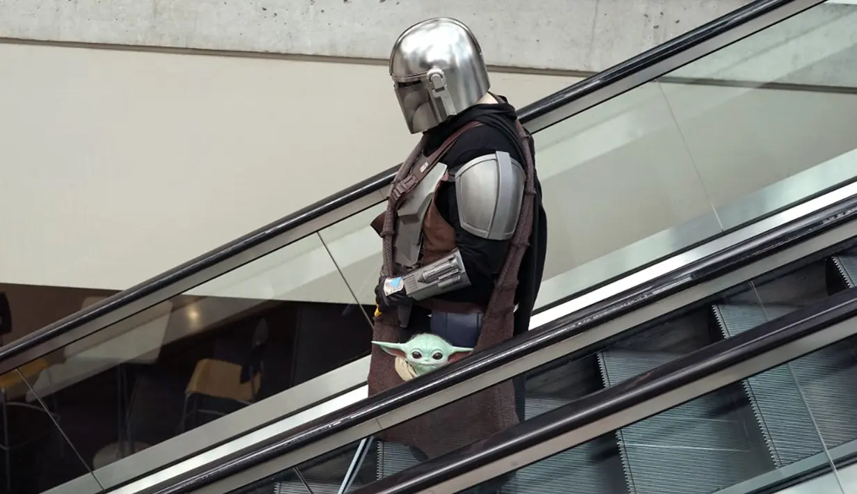 Cosplayer tiba pada hari pertama New York Comic Con 2021 di Jacob Javits Center, New York, Amerika Serikat, 7 Oktober 2021. New York Comic Con 2021 merupakan acara budaya pop terbesar di East Coast yang berlangsung selama empat hari ini. (TIMOTHY A. CLARY/AFP)