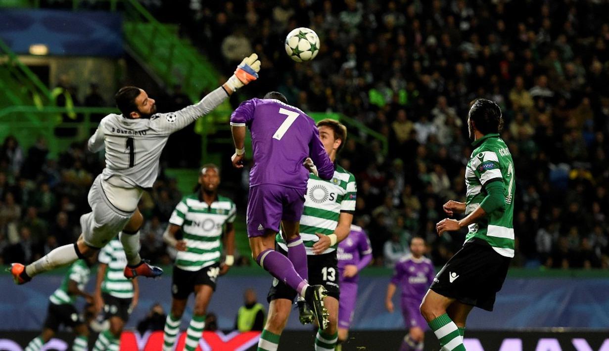 Striker Real Madrid, Cristiano Ronaldo, berebut bola dengan kiper Sporting CP, Rui Patricio, pada laga kelima Grup F Liga Champions di Estadio Jose Alvalade, Selasa (22/11/2016). (AFP/Francisco Leong)