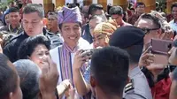 Presiden Joko Widodo mengenakan baju adat Toraja dan ikat kepala Passapu saat menghadiri Festival Lovely December 2018. (dok. Instagram @jokowi/Dinny Mutiah)