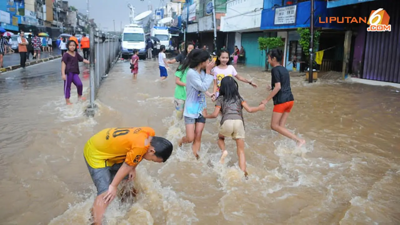 banjir-kppulo-bocah-1-140122b.jpg