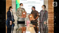 (Ki-ka) Executive Director, Institutional Banking Group PT Bank DBS Indonesia Kevin Tanuwidjaja, Head of Institutional Banking Group Kunardy Lie, Direktur JBP Dominicus Wimbuh Wibowo dan Dirut Indika Multi Property Leonardus Herwindo usai MoU di Jakarta (18/4/2022). (Liputan6.com/Fery Pradolo)