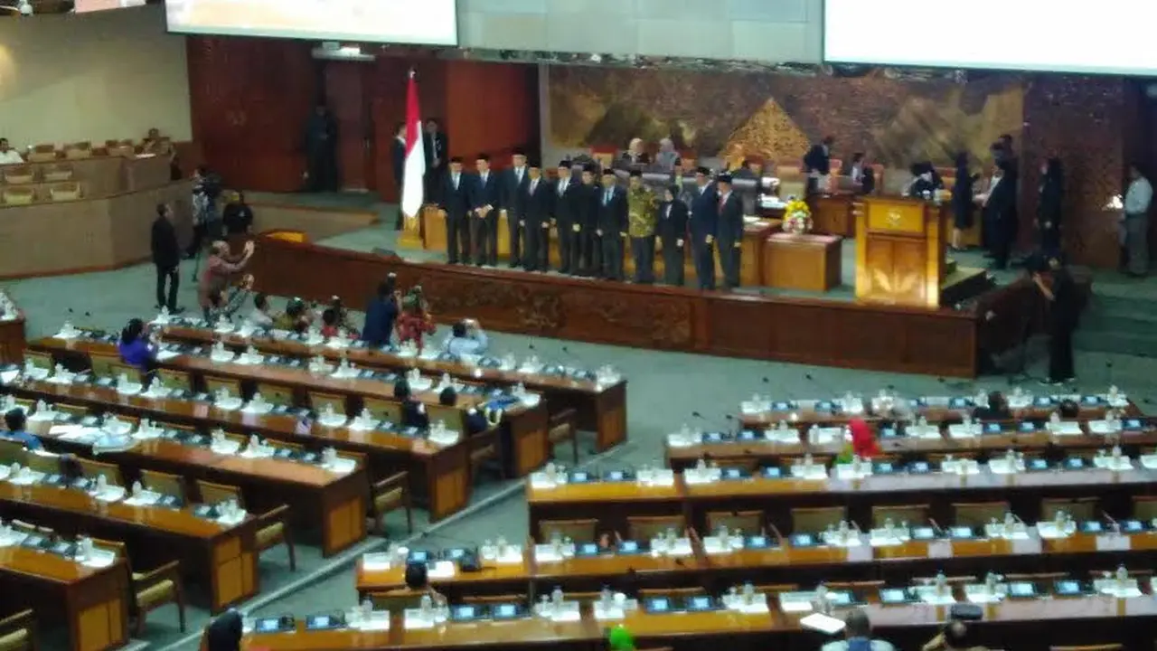 DPR akhirnya menyetujui tujuh orang Anggota Dewan Komisioner Otoritas Jasa Keuangan periode 2017-2022 Rapat Paripurna di Gedung DPR, Jakarta. (Liputan6.com/Fiki Ariyanti)