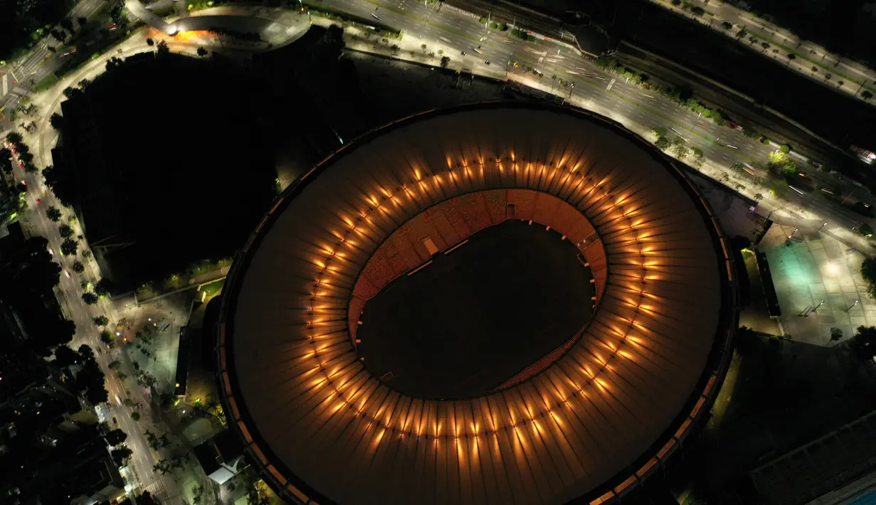 Stadion Maracana diterangi dengan cahaya keemasan untuk menghormati legenda sepak bola Brasil Pele, di Rio de Janeiro, Brasil (29/12/2002). Ikon sepak bola Brasil Pele, yang secara luas dianggap sebagai pemain terhebat sepanjang masa dan pemenang Piala Dunia tiga kali yang mendalangi "permainan indah", meninggal pada Kamis dalam usia 82 tahun. (AFP/Mauro Pimentel)