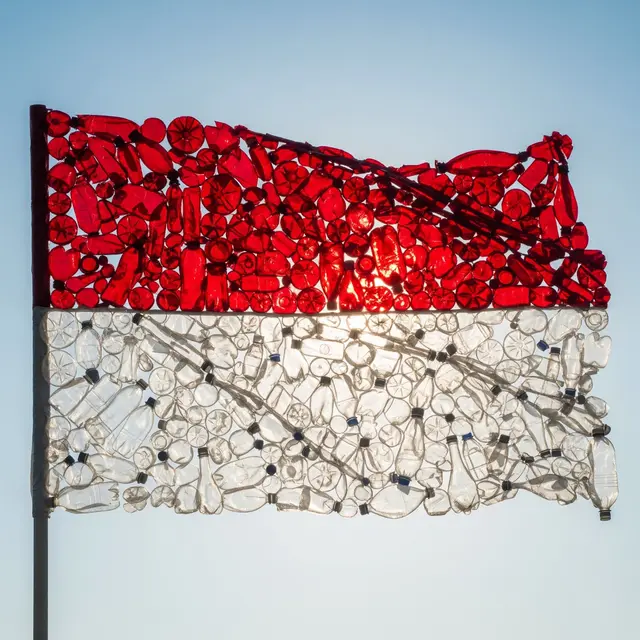 Bendera Merah Putih dari Botol Plastik Bekas (AI Generated)