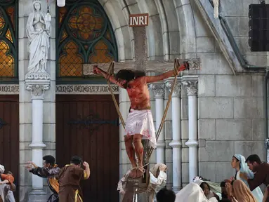Umat Katolik memperagakan drama visualisasi prosesi penyaliban Yesus saat peringatan Jumat Agung di Gereja Katedral, Jakarta, Jumat (3/4/2026). Visualisasi Jalan Salib (atau sering disebut Tablo) merupakan sebuah pertunjukan drama yang memeragakan kembali kisah sengsara dan wafatnya Yesus Kristus. (Kapanlagi.com/Budy Santoso)
