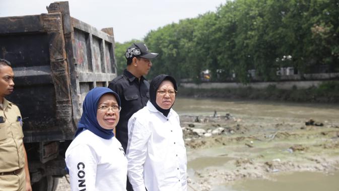 Wali Kota Risma meninjau Rumah Pompa Petekan dan Bozem Simo Hilir Surabaya (Liputan6.com/ Dian Kurniawan)