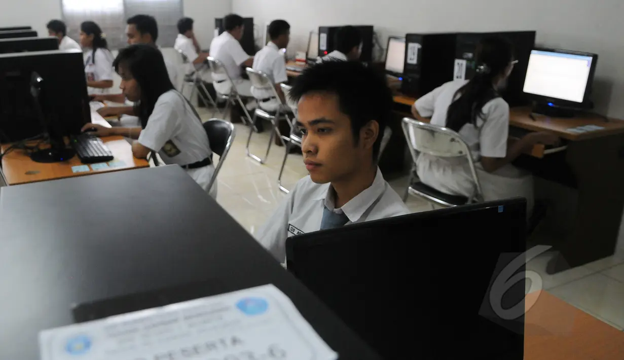 Sejumlah siswa SMKN Budi Utomo mengikuti Ujian Nasional (UN) berbasis komputer di Jakarta, Senin (13/4/2015). Hari ini hingga Rabu (15/4), sejumlah SMA/sederajat melaksanakan UN dengan lembar soal maupun berbasis komputer. (Liputan6.com/Herman Zakharia)