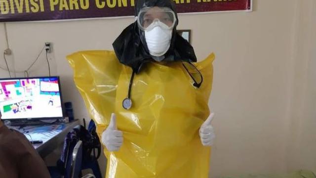 Foto Paramedis Tangani Corona COVID-19 Pakai Kantong Plastik Sampah Bikin Miris