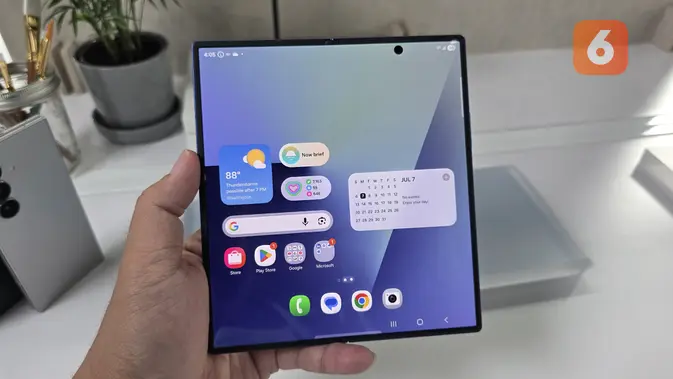 <p>Tampak depan Samsung Galaxy Z Fold7 saat dibuka. (Liputan6.com/ Yuslianson)</p>