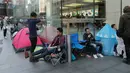 Penggemar iPhone 7 sudah membentuk garis antrean panjang sejak 11 September lalu, Sydney, Kamis (15/9).  Agar tak lelah, para fanboy mendirikan tenda kecil untuk duduk dan melindungi diri dari matahari atau hujan. (REUTERS / Jason Reed)
