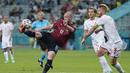 Ceko terus membombardir pertahanan Denmark. Namun, Denmark sanggup mempertahankan keunggulan mereka, dan lolos ke semifinal untuk pertama kalinya sejak menjadi juara pada edisi 1992 silam. (Foto: AP/Pool/Darko Vojinovic)