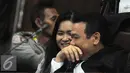 Jessica Kumala Wongso tersenyum dengan Penasehat hukumnya saat sidang lanjutan kasus pembunuhan Wayan Mirna Salihin, Jakarta, Rabu (7/9). Menurut Ahli Patologi Forensik RSCM, sianida ada di lambung setiap orang. (Liputan6.com/Helmi Afandi) 