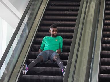 Bek timnas Indonesia, Yanto Basna, asyik bermain eskalator saat berada di Hotel Alana, Solo, Jawa Tengah, Selasa (6/9/2016). Nanti malam Indonesia akan melakoni laga ujicoba melawan Malaysia. (Bola.com/Vitalis Yogi Trisna)