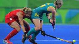  Pemain Australia, Mariah Williams (kanan), berebut bola dengan pemain Inggris Raya, Crista Cullen, dalam pertandingan hoki putri Olimpiade Rio 2016 di Olympic Hockey Centre, Rio de Janeiro, Brasil, (6/8/2016). (AFP/Carl De Souza)