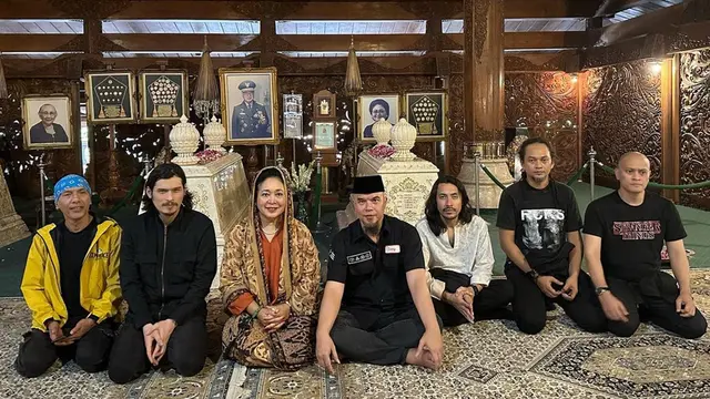 6 Potret Dewa 19 Ziarah ke Makam Presiden RI Kedua, Disambut Titiek Soeharto